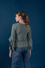 Blusa gris melange de punto tejido fino, con escote en V y mangas largas anchas terminadas en volados.