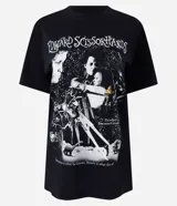 Remera negra de algodón de manga corta y cuello redondo, con estampa frontal inspirada en la película Edward Manos de Tijera.