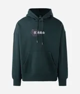 Buzo con capucha de color verde oscuro, confeccionado en tejido con felpa. Presenta un diseño estampado en la espalda con motivos de dragón y flores en color fucsia.