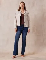 Jean de tiro alto, color azul, con corte bootcut y bolsillos delanteros y traseros.