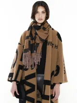 Tapado marrón con estampado de letras negras, de corte recto y mangas anchas.