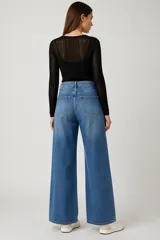 Pantalon jean de tiro alto y corte wide leg, color gris oscuro, con bolsillos laterales y traseros.