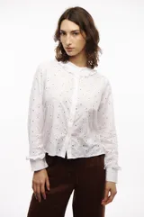 Camisa blanca de algodón con bordado floral, cuello redondo con volados y botones nacarados.
