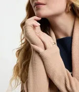 Cardigan alargado de punto color gris, con abertura frontal y bolsillos laterales.