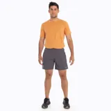 Short deportivo gris con cintura elástica ajustable con cordones, bolsillos laterales y logo de la marca en la pierna. Confeccionado con poliéster reciclado y elastano, con tecnología SwiftDry y protección UPF 50+.