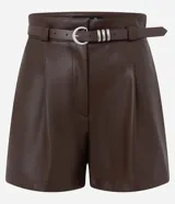 Short de poliuretano color negro, de corte recto con pinzas frontales y largo corto. Incluye un cinturón fino con hebilla y pasantes metálicos.