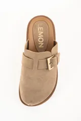 Zueco abierto de cuero gamuzado color visón, con hebilla ajustable y suela marrón con ranuras.