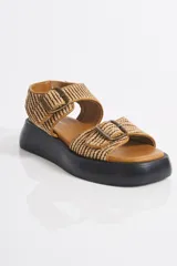 Sandalias con plataforma color tostado, con tiras tejidas y hebillas metálicas.