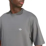 Remera de manga corta Adidas color gris, con diseño clásico de cuello redondo y el logo del Trifolio bordado en blanco en el pecho.