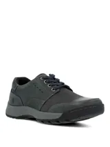 Zapatos casuales tipo zapatilla de cuero color azul marino, con cordones al tono, costuras reforzadas y suela de caucho gris con diseño antideslizante.