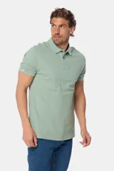 Remera polo de piqué, color azul, de manga corta con cuello en Rib y botones personalizados.