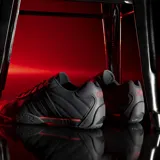 Championes urbanos Adidas Adiracer L en colaboración con Audi Revolut F1 Team, de color negro con detalles en rojo. Diseño de inspiración automovilística con las clásicas tres tiras en los laterales, suela de perfil bajo y el logo de la marca en la lengüeta y el talón.