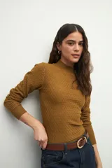 Polera color ocre de punto tramado, con cuello alto y corte ajustado.