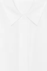 Camisa color coral confeccionada en lino 100%, de corte recto, con cuello solapa, manga larga con puños abotonados y cierre frontal con botones.