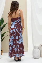 Vestido midi con estampado floral en tonos marrón y celeste, tirantes finos y escote en V.