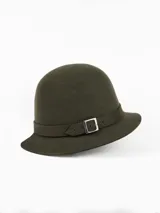 Sombrero de paño de lana impermeable en color verde oscuro, con diseño de copa redondeada y ala corta, decorado con una cinta del mismo material y una hebilla metálica plateada.