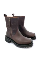 Bota de cuero color chocolate, con caña media, cierre lateral y tachas decorativas en la parte trasera.