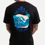 Remera de manga corta color negro con estampado gráfico pequeño en el pecho que hace referencia a Eddie Big Wave Waimea Bay.