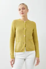 Chaqueta de punto color rojo, de corte entallado y manga larga. Presenta cuello redondo y cierre frontal con botones metálicos dorados texturizados.