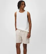 Bermuda masculina de sarga con textura jaspeada, cintura elástica y bolsillos laterales, ideal para uso casual.