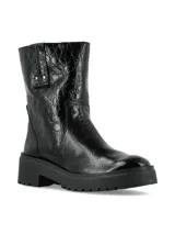 Bota de caña media confeccionada en cuero símil croco color negro con acabado charol. Cuenta con suela track de goma y cierre lateral interno.