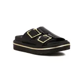 Sandalias Beira Rio de plataforma baja, color negro, con dos tiras anchas en el empeine decoradas con hebillas metálicas doradas y una línea dorada alrededor de la suela.