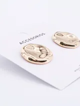 Par de caravanas circulares con acabado metálico brillante en tono dorado.