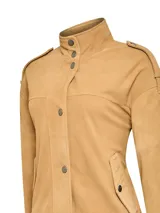 Chaqueta de cuero camel RKF modelo Rawina, con cuello alto, cierre frontal de botones metálicos, bolsillos frontales ribeteados y trabillas decorativas en hombros.
