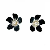 Aros dorados con forma de flor, pétalos esmaltados en marrón y centro con perla.