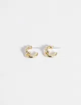 Par de aros tipo argolla dorados con diseño labrado.