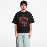 Remera de manga corta Carhartt en color negro, con cuello redondo y corte holgado. Presenta un estampado gráfico en color rojo en el frente con tipografía gótica y el texto 'Detroit, Mich.'