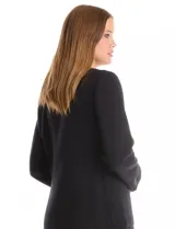 Tapado de lana negro con doble abotonadura frontal, cuello redondo y bolsillos laterales de parche. Presenta una silueta de corte tres cuartos y forro interno a tono.