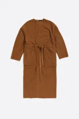 Abrigo marrón de corte recto, con escote redondo, manga larga y lazo en la cintura.