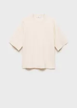 Jersey de punto fino color crema, con diseño oversize, cuello redondo y mangas cortas.