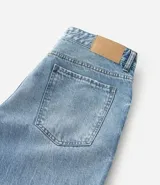 Pantalón de jean de hombre, modelo recto, color celeste claro lavado, confeccionado en algodón. Presenta cierre frontal con botón y cremallera, y bolsillos funcionales.