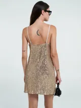 Vestido corto dorado con lentejuelas, escote en V y breteles finos.