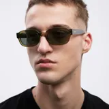 Lentes de sol ovalados con montura verde oliva y lentes verdes polarizadas.