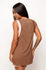 Musculosa de corte holgado y diseño minimalista, confeccionada en una mezcla de viscosa, lino y elastano. Presenta sisas amplias y aberturas laterales en el ruedo, ofreciendo una caída natural y ligera.