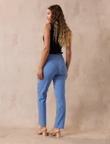 Pantalón celeste en gabardina elastizada marca Zac & Rachel. Pretina ancha con faja interna modeladora. Largo de pierna con costura frontal pespunteada. Trasera con bolsillos ojal simulados.