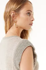 Vestido tejido en colores neutros con detalles en lurex, corte recto y sin mangas.