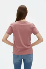 Remera de algodón color blanco, con cuello redondo, mangas cortas y estampa frontal rectangular con motivo de animal print estilo cebra y la palabra 'ICON'.