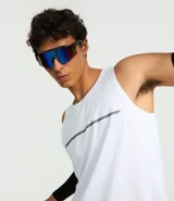 Musculosa deportiva de corte regular, color blanco, con cuello redondo y una tira reflectante horizontal centrada en el pecho.