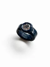 Anillo artesanal de arcilla polimérica en color azul oscuro con acabado brillante y destellos incrustados, presenta un diseño irregular con una piedra central transparente.
