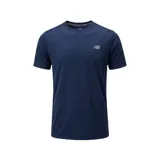 Remera deportiva New Balance modelo Sport Essentials, de color azul marino, manga corta y cuello redondo. Cuenta con el logo reflectante de la marca en el pecho.