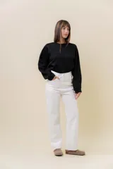 Jean de corte recto y tiro medio en color crudo. Cuenta con cinco bolsillos funcionales, cierre frontal con botón y cremallera, y pasacintos.