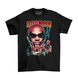 Remera negra de algodón con estampa estilo vintage bootleg de Dennis Rodman, incluyendo gráficos del jugador de básquet y detalles en colores vibrantes.