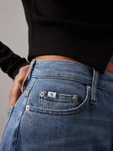 Jeans de denim azul medio vintage, de corte holgado, talle alto y pierna recta ancha.