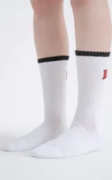 Medias 3/4 de algodón color blanco, con borde superior negro y el logo 'RAVERS' bordado en color rojo.