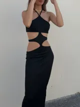 Vestido largo negro de lycra con escote halter y aberturas geométricas en la cintura.