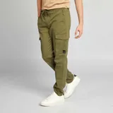 Pantalón tipo cargo color verde militar, con bolsillos laterales con solapa, corte ajustado y puños elásticos en los tobillos.